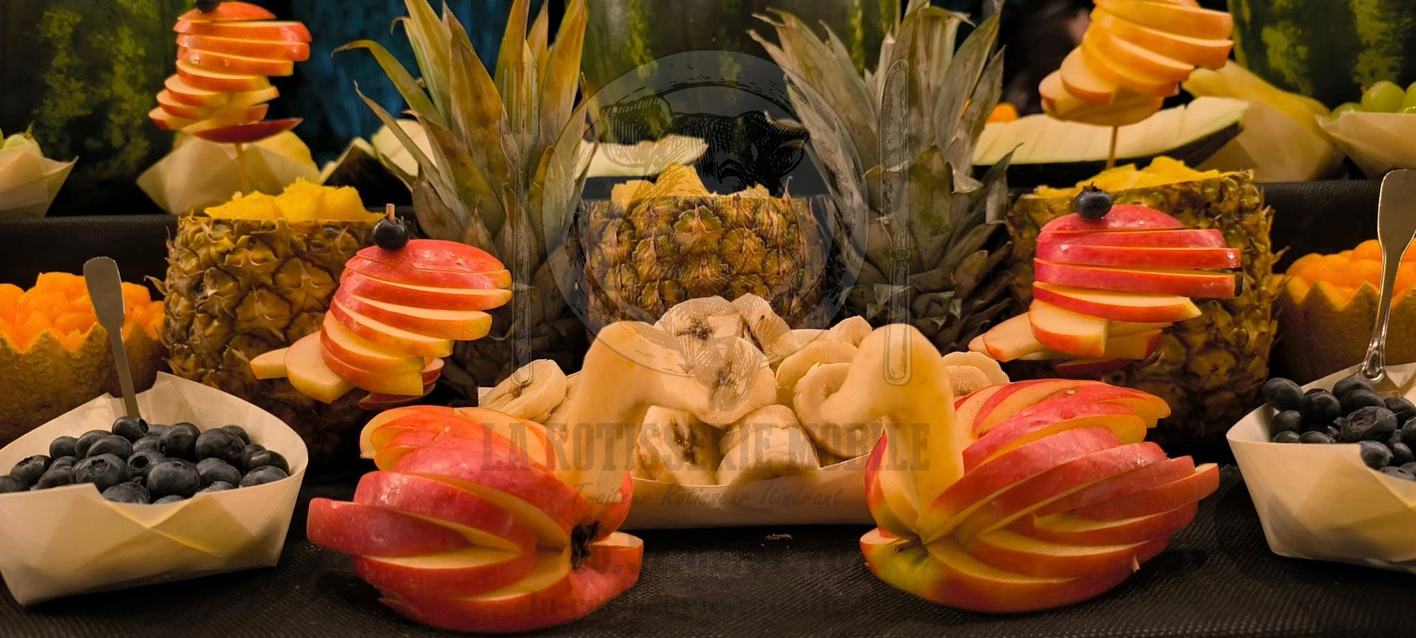 Signes pièce montée de fruits "La Rôtisserie Mobile"